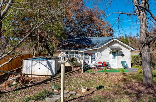 Morganton House | Granny's Place - Historic Country Cottage- PET FRIENDLY!