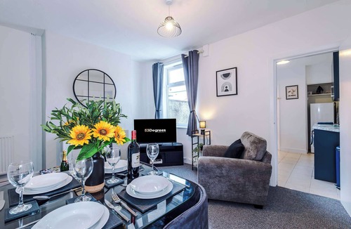 Ellesmere Port House | Great 3-Bed Home, Perfect for Work & Contractors!