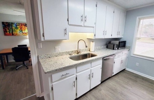 Dothan House | Great for Extended Stay- 12 ft ceiling- Open Space