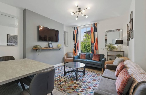 Queens Quarter Apartment | Great for groups, 8 bedroom 4 bathroom 4x parking by StayByNumbers