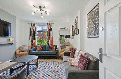 Queens Quarter Apartment | Great for groups, 8 bedroom 4 bathroom 4x parking by StayByNumbers