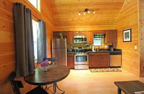 Bryson City Cabin | Great small cabin with hot tub