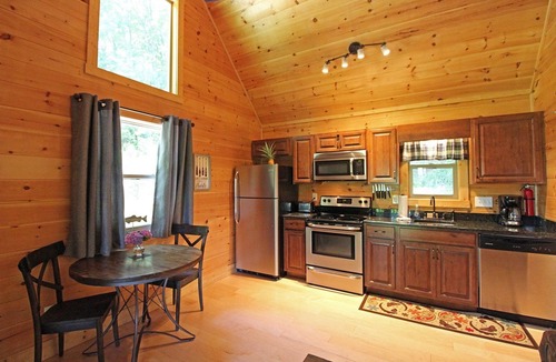 Bryson City Cabin | Great small cabin with hot tub