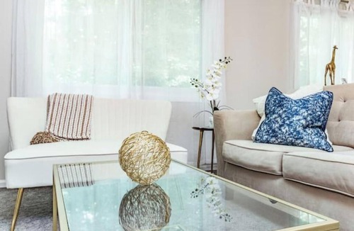 North Raleigh House | Great townhome near N. Hills with community pool