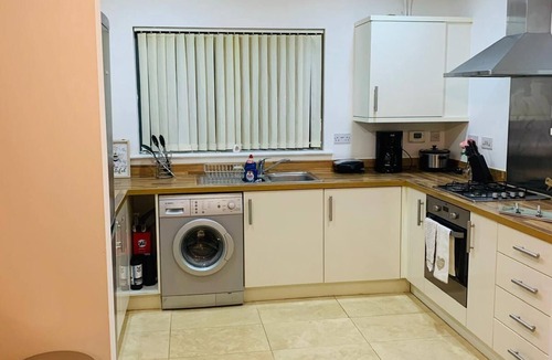 South Ockendon Apartment | Green Lantern, Private En-suite Double Room, Garden and Free Parking