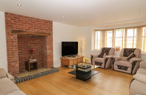 Forden Cottage | GREENFIELDS COTTAGE, pet friendly, with a garden in Montgomery