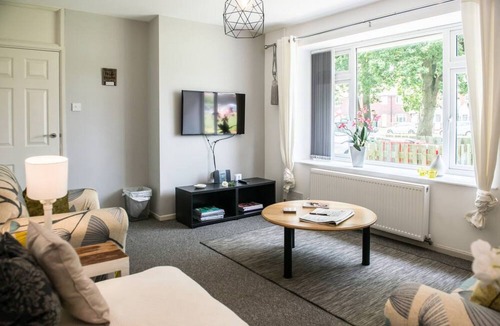 Tatenhill House | Greswold House · Comfy 3-Bed House near city centre, sleeps 6