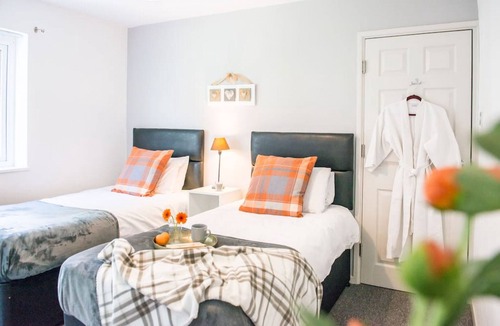 Tatenhill House | Greswold House · Comfy 3-Bed House near city centre, sleeps 6