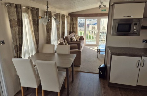 Icklesham House | Grogu's Rest - 2 bedrooms with decking sleeps 6