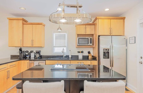 Hope Gardens Condo | Group Stay for 10 with Grill & Cozy Fireplace