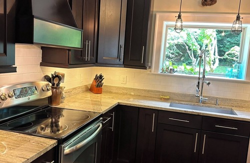 Swannanoa House | Grovemont Getaway - 3 bedroom, 2.5 bath beautifully updated historic home