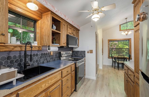 Glenville House | Grumble Grove – A Cozy Treehouse Retreat Near Lake Glenville