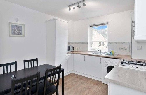 Leith Apartment | GuestReady - 2BR in Leith w Ocean Views & Parking