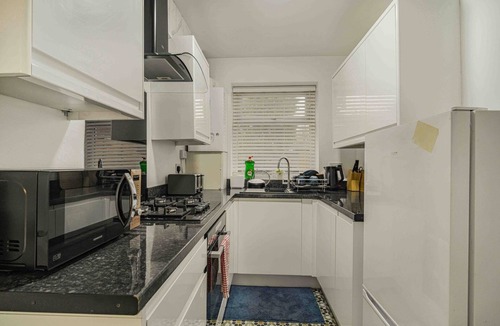 Cheetham Hill House | GuestReady - Charming Retreat with Private Patio