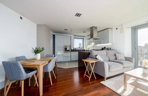 St. Mary's Park Apartment | GuestReady - Spacious 2bed w Balcony in Battersea