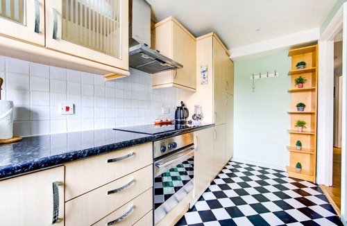 Redcliffe Apartment | GuestReady - Tree top views near Chelsea