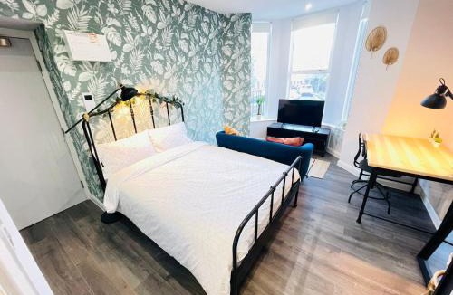Upper Clapton Apartment | Hackney Studios by Sleepy