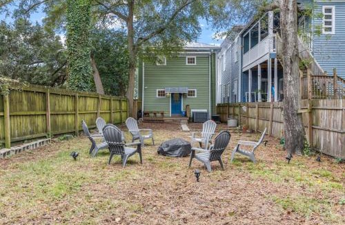 Wilmington Historic District House | Half Off SALE! Downtown Home with King Bed FirePit Free Parking and Huge Back Yard Filming Allowed