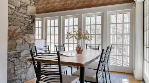 Mars Hill House | Hamersmith Hollow Retreat Estate by AvantStay Great Views