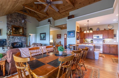 Blowing Rock House | Hangin Out - Stunning Mountain Views, Garage, Jacuzzi Tub