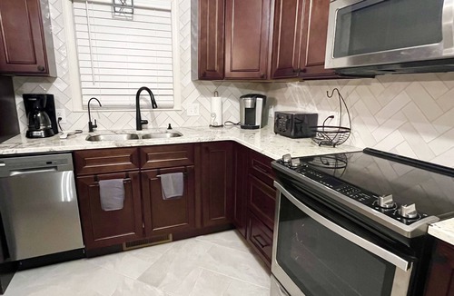 Stokes Cottage | Hanging Rock in the Backyard! Renovated Cottage 1 minute to park entrance