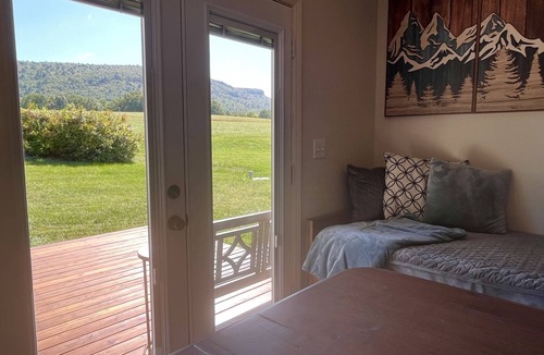 Stokes Cottage | Hanging Rock in the Backyard! Renovated Cottage 1 minute to park entrance