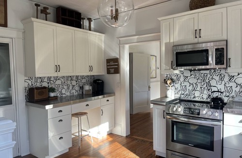 Raleigh Other | Hanks Farm 🖤- Sleeps 5, 1930s farm 1.5 acres ,Charming Cozy ,Events, Pets ok