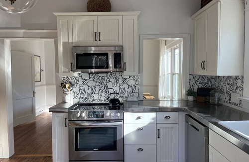 Raleigh Other | Hanks Farm 🖤- Sleeps 5, 1930s farm 1.5 acres ,Charming Cozy ,Events, Pets ok