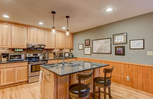 Vilas House | Happy Trails Lodge - Big views of Grandfather Mtn, sauna, hot tub, great location!