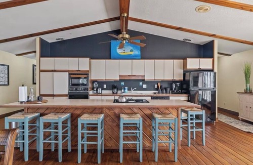Oriental Apartment | Harborview! Sleeps up to 10. Spa and beside The Bean!