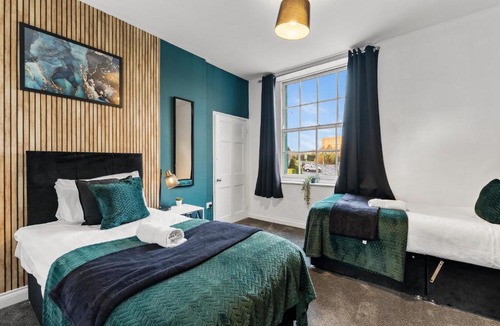 Bristol Floating Harbour Apartment | Harbourside Heaven in Bristol - Sleeps 8