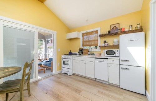 North Charlotte House | Harry's Tea House - Cozy Tiny Home near Noda