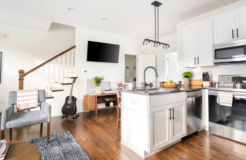 Chestnut Hill Apartment | Hart Suite 10 by AvantStay | Gorgeous Town House w/Modern Amenities!