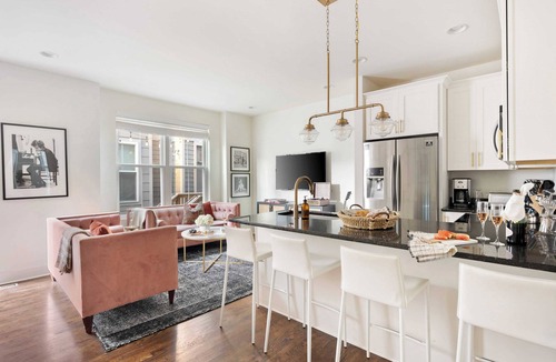 Chestnut Hill Cottage | Hart Suite 13 by Avantstay Gorgeous Town House w/Modern Amenities in Nashville!
