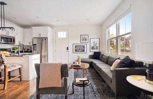 Chestnut Hill Apartment | Hart Suite 3 by AvantStay | Gorgeous Town House w/Modern Amenities!