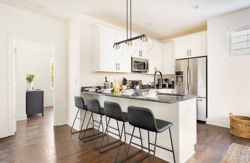 Chestnut Hill Cottage | Hart Suite 7 by Avantstay Gorgeous Town House w/Modern Amenities in Nashville!