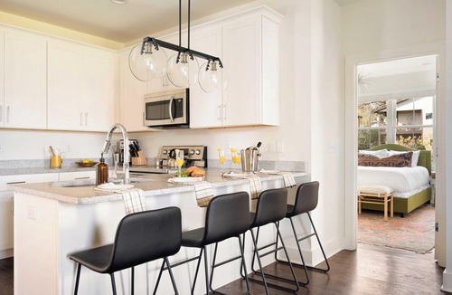 Chestnut Hill Cottage | Hart Suite 9 by Avantstay Gorgeous Town House w/Modern Amenities in Nashville!