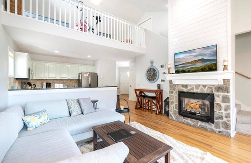 Seven Devils Condo | Hawks Peak 406- Mountain Condo, Top Floor, Grandfather Mountain View, Modern, Near High Country A.