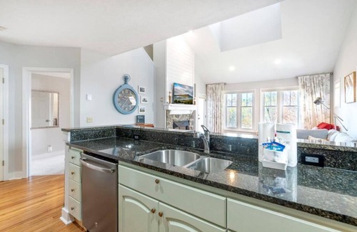 Seven Devils Condo | Hawks Peak 406- Mountain Condo, Top Floor, Grandfather Mountain View, Modern, Near High Country A.