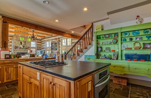 Lynn House | Hawks View | Luxuriously Appointed Home | Less Than 15 Minutes from TIEC