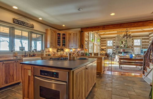 Lynn House | Hawks View | Luxuriously Appointed Home | Less Than 15 Minutes from TIEC