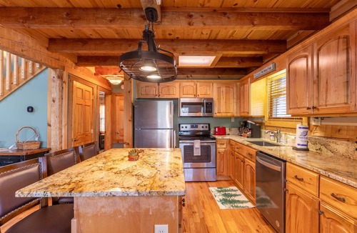 Seven Devils Cabin | HawksNest View 4 car,No-Step Entry,2 Game Rooms,HT,Covered Decks,Fireplace,Fire Table,Grill,Pets