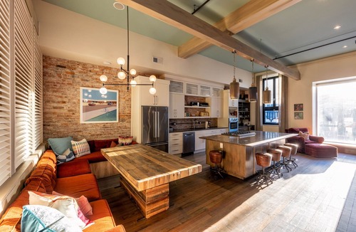 Downtown Nashville Condo | Heart of Downtown- 4 BR Walk to Everything!-Amazing loft close to everything!