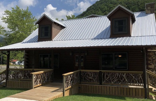 Maggie Valley Cabin | HEART OF THE VALLEY-5 BR Pet and Motorcycle Friendly