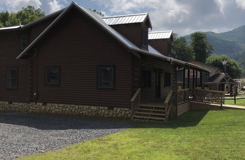 Maggie Valley Cabin | HEART OF THE VALLEY-5 BR Pet and Motorcycle Friendly