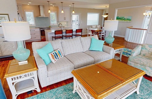 Whale Head Hill House | Heated pool and hot tub available for Thanksgiving, Christmas, New Years