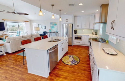Whale Head Hill House | Heated pool and hot tub available for Thanksgiving, Christmas, New Years