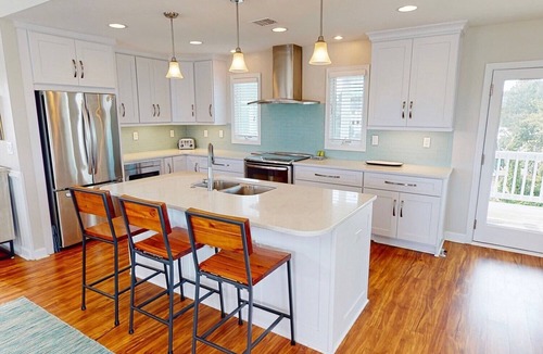 Whale Head Hill House | Heated pool and hot tub available for Thanksgiving, Christmas, New Years