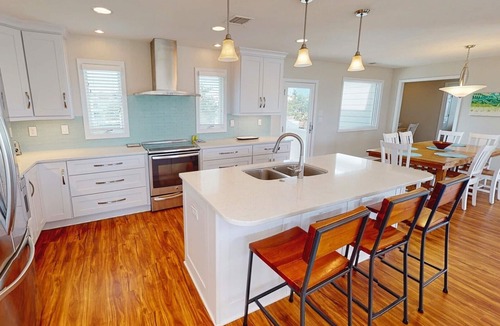 Whale Head Hill House | Heated pool and hot tub available for Thanksgiving, Christmas, New Years