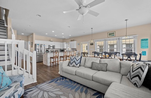 McCutcheon Field House | Heated Pool/Beachfront/Private hot tub/Elevator/Linens Included